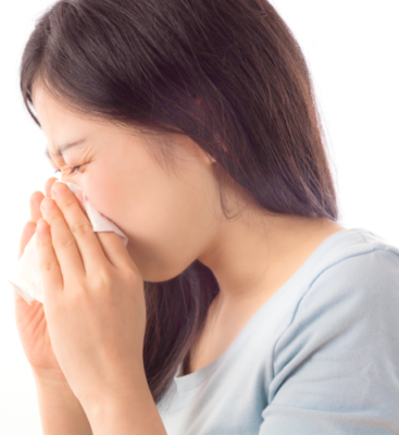 Frau niest wegen Allergie